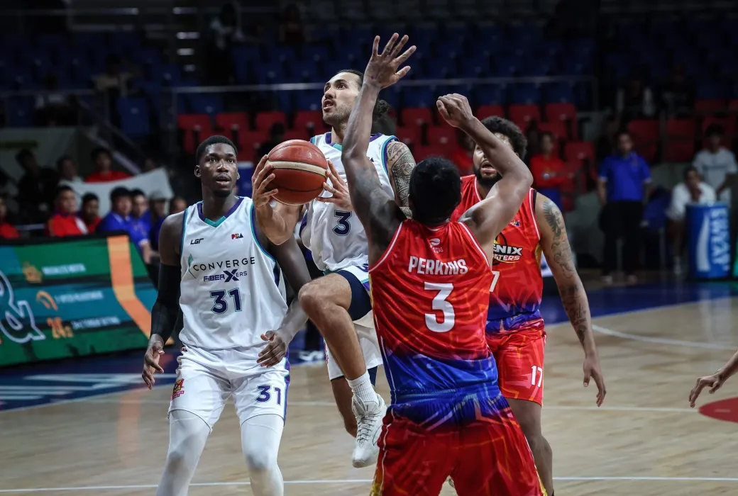 Converge took down Phoenix, 116-105, to post its first win streak in the PBA Season 49 Commissioner’s Cup on Thursday, December 19, at the Ninoy Aquino Stadium.