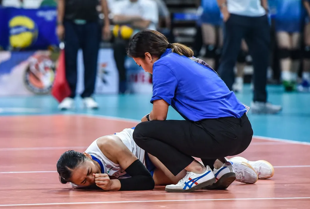 Ateneo's Zel Tsunashima suffers freaky leg injury in their game against Adamson on February 16, 2025. 