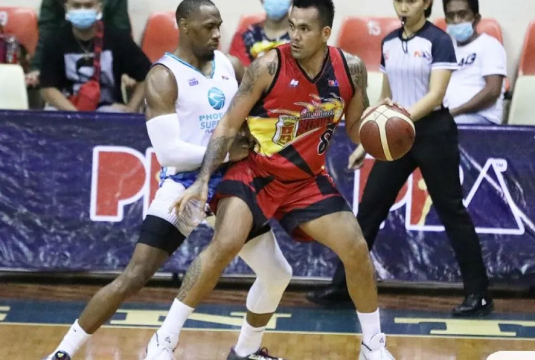 In a recently shared post by a Magnolia Hotshots fan page from Vic Manuel’s IG story, he is seen working out and joking around with Magnolia forward Jackson Corpuz.