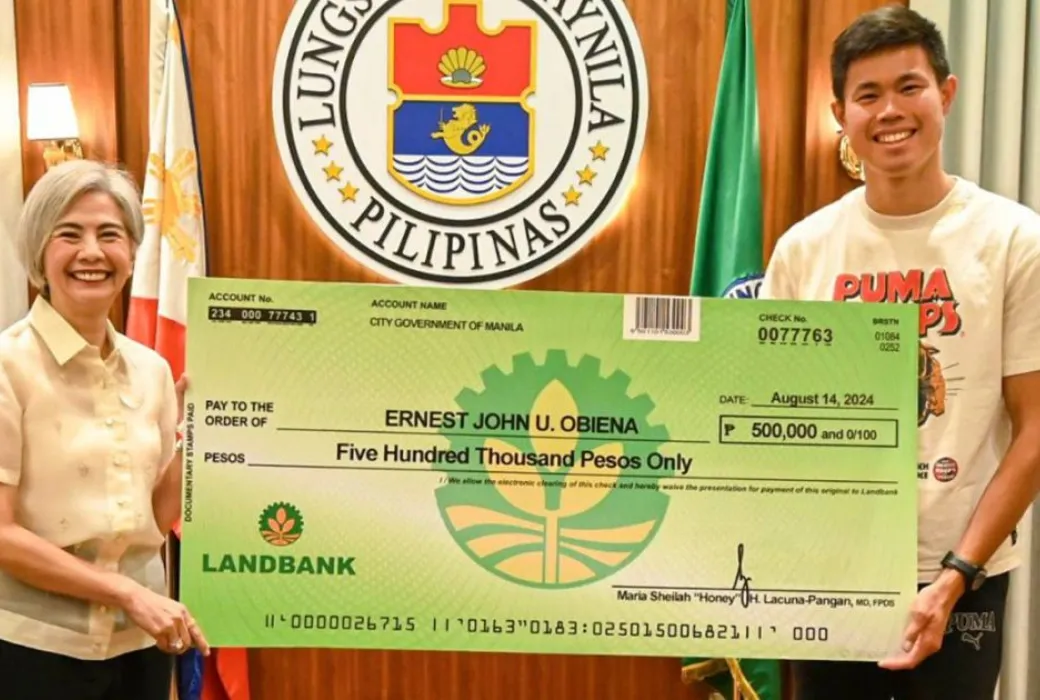 Filipino Olympian and pole vaulter Ernest John “EJ” Obiena received his Php 500,000 worth of cash incentive from the City of Manila.