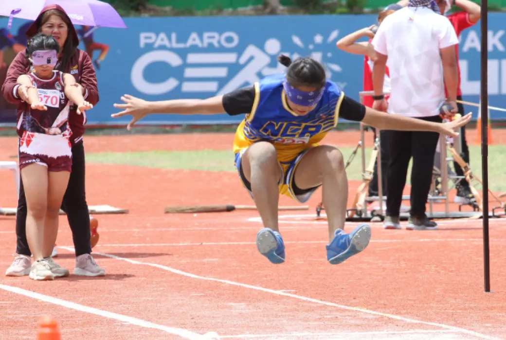 Two visually impaired athletes from the National Capital Region (NCR) and Eastern Visayas (Region VIII) emerged victorious in the girls’ and boys’ categories secondary division of para athletics long jump competition.